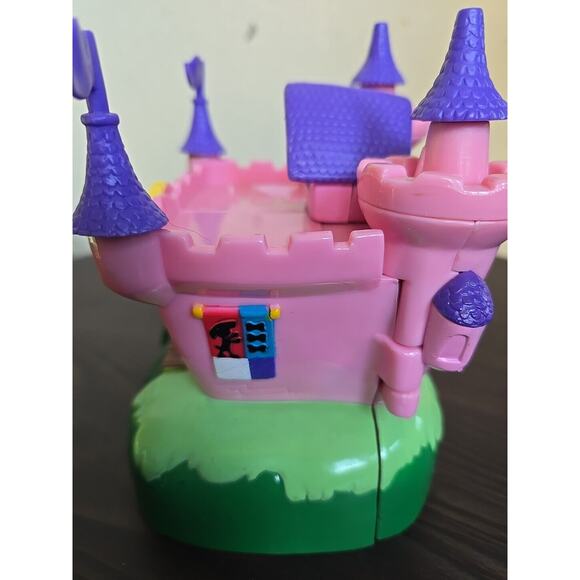 The Original SNUBBIES GIGI Pretty Palace French Poodle Castle Set Toy Quest - Picture 2 of 6
